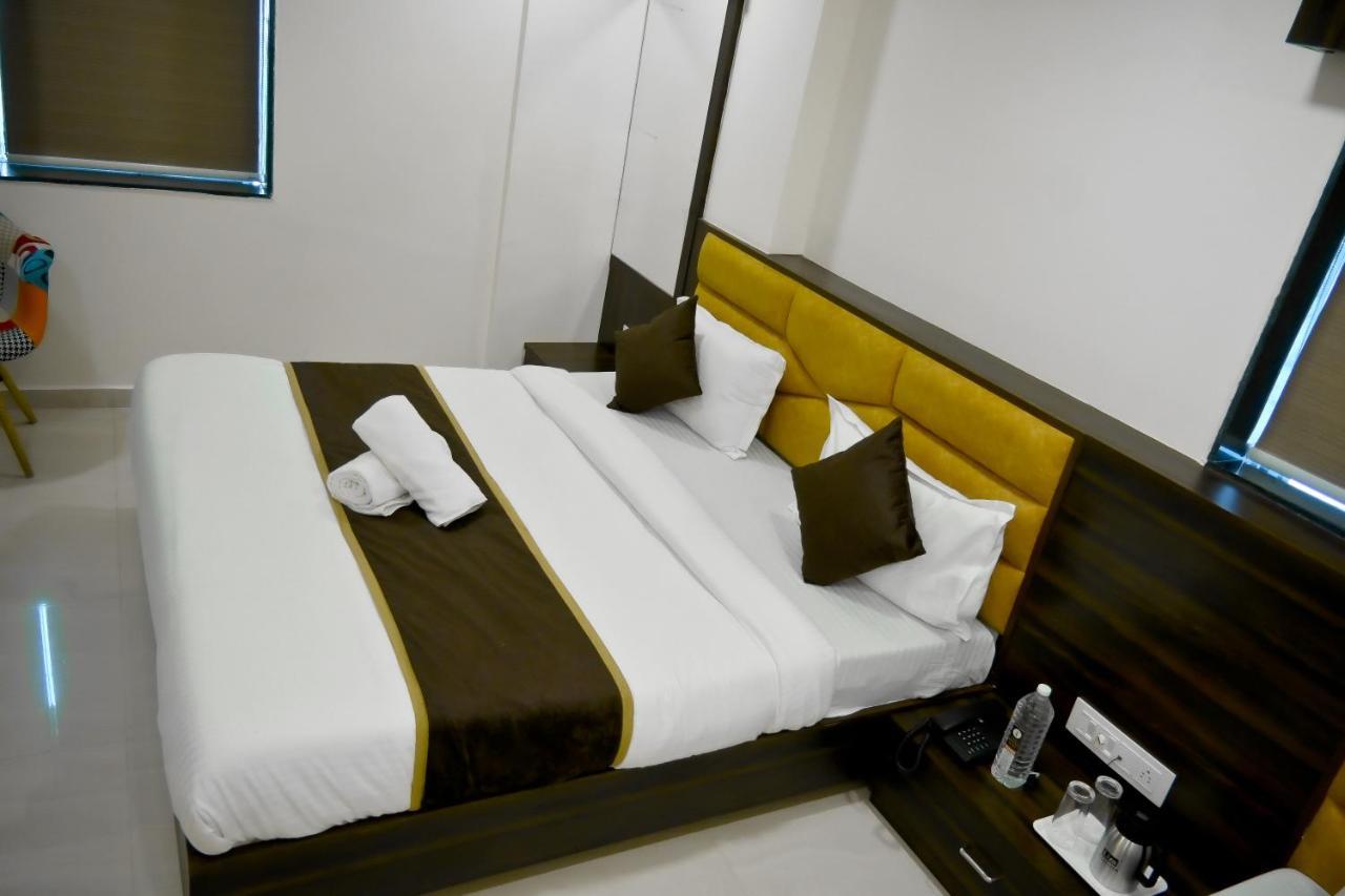 Hotel Royal Ican Sindhubhavan Road Ahmedabad Extérieur photo