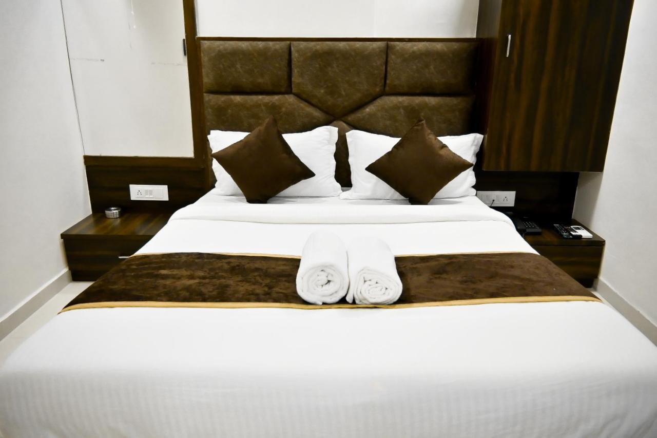 Hotel Royal Ican Sindhubhavan Road Ahmedabad Extérieur photo