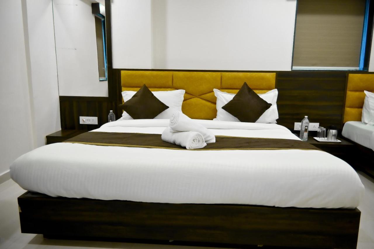 Hotel Royal Ican Sindhubhavan Road Ahmedabad Extérieur photo