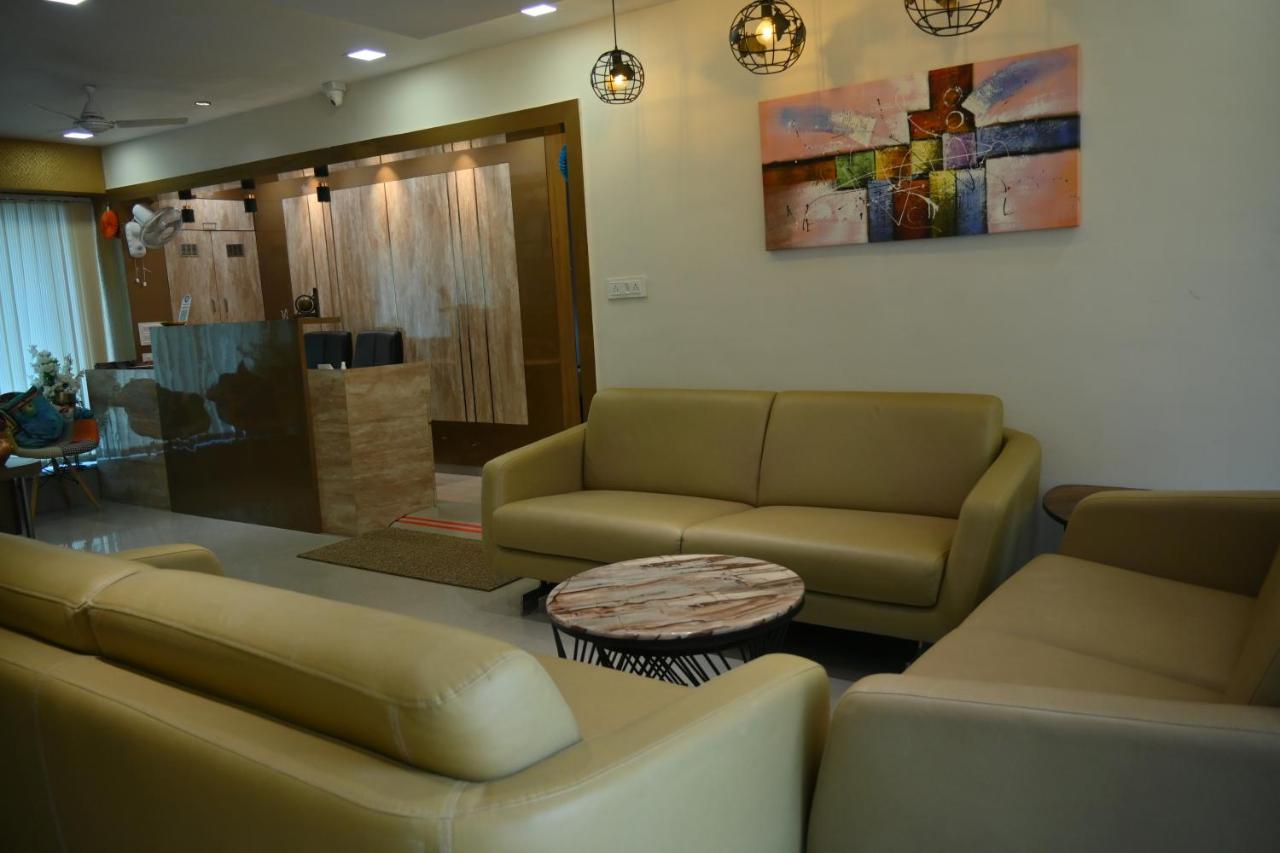 Hotel Royal Ican Sindhubhavan Road Ahmedabad Extérieur photo