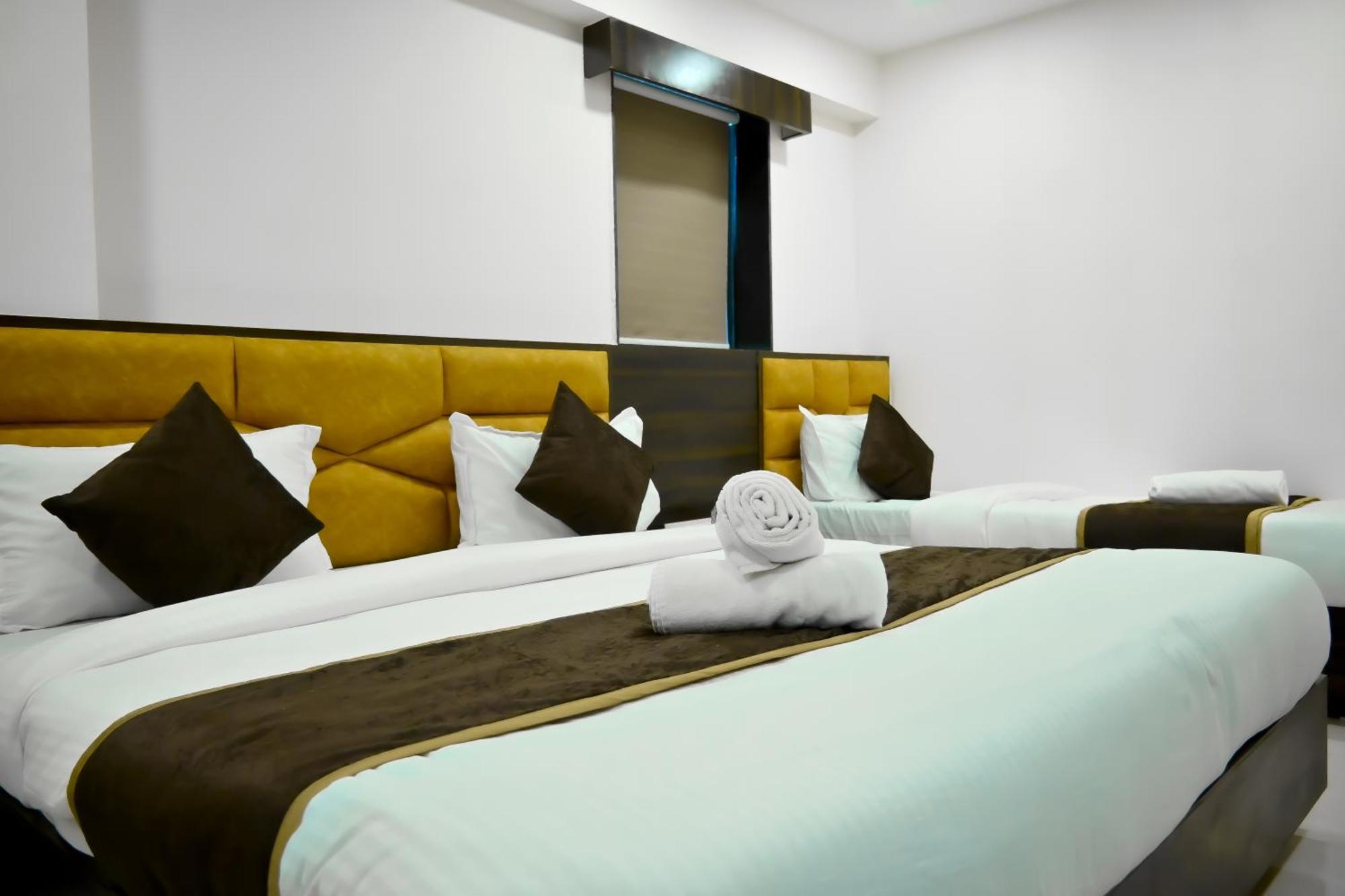 Hotel Royal Ican Sindhubhavan Road Ahmedabad Extérieur photo