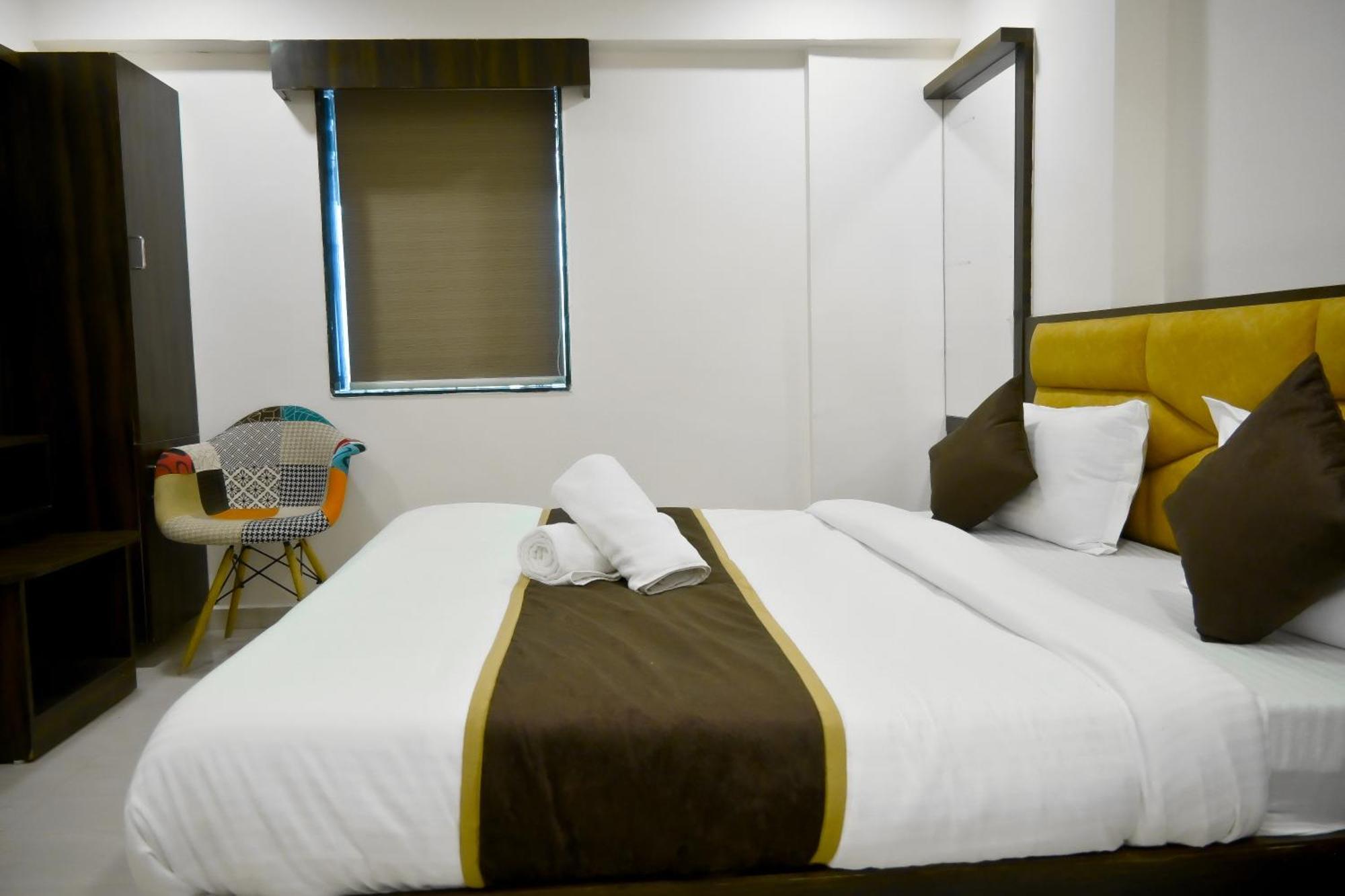 Hotel Royal Ican Sindhubhavan Road Ahmedabad Extérieur photo
