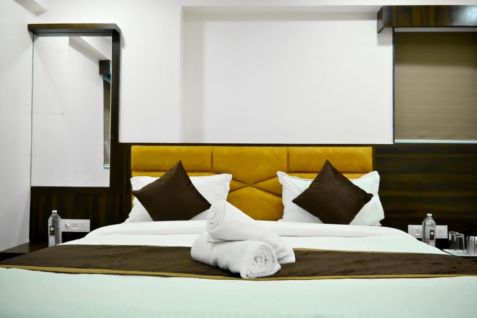 Hotel Royal Ican Sindhubhavan Road Ahmedabad Extérieur photo