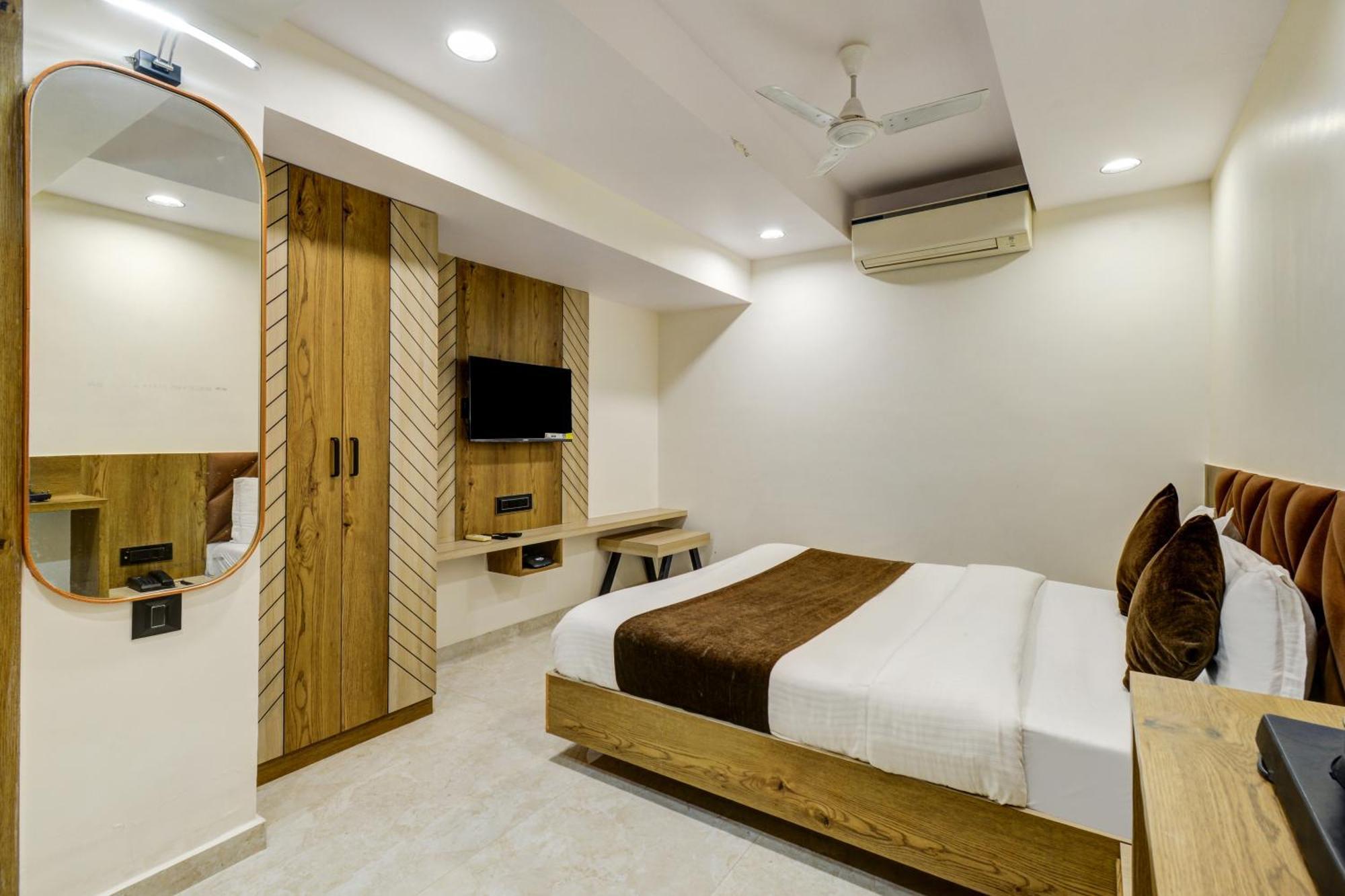 Hotel Royal Ican Sindhubhavan Road Ahmedabad Extérieur photo