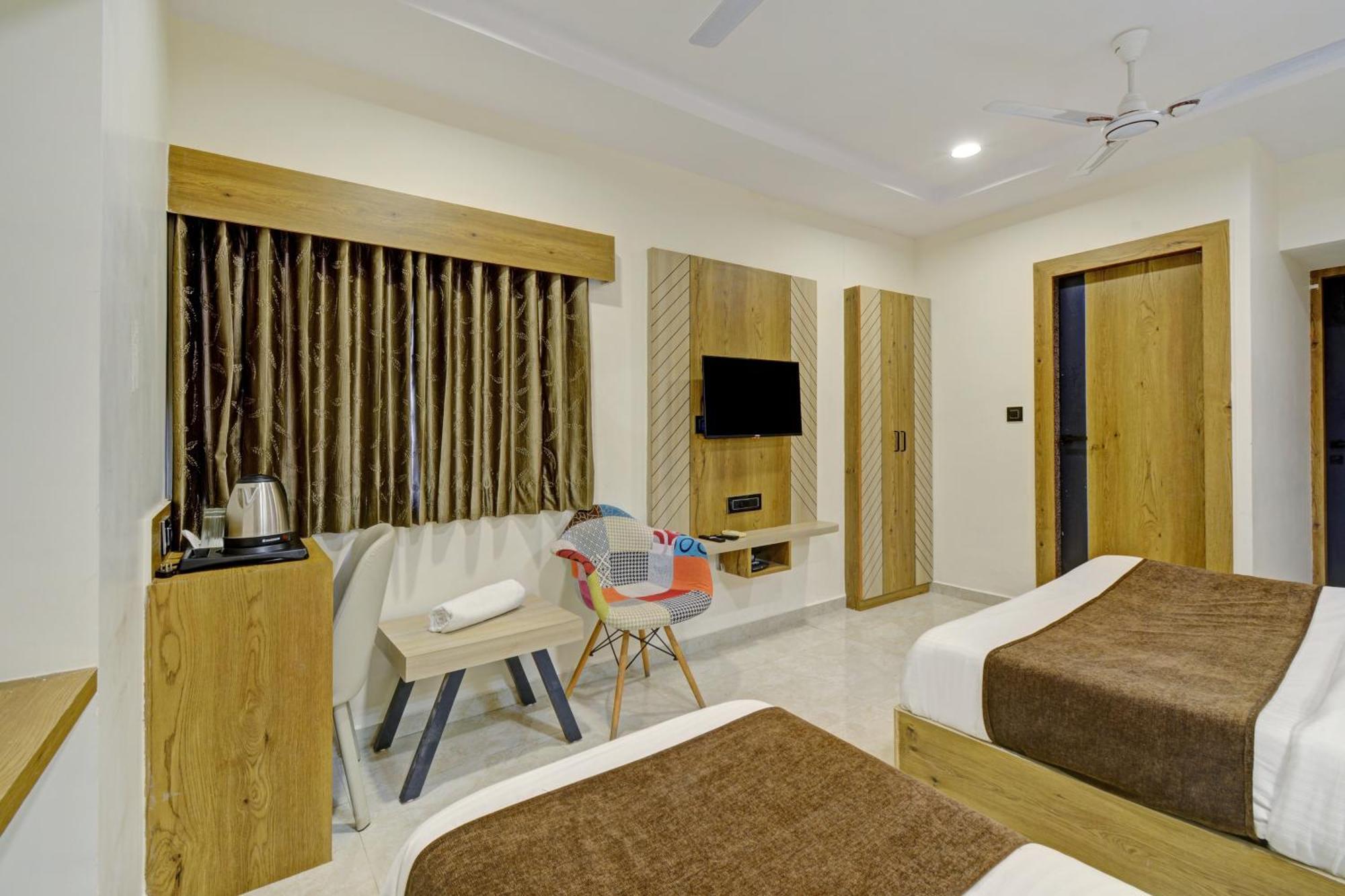 Hotel Royal Ican Sindhubhavan Road Ahmedabad Extérieur photo