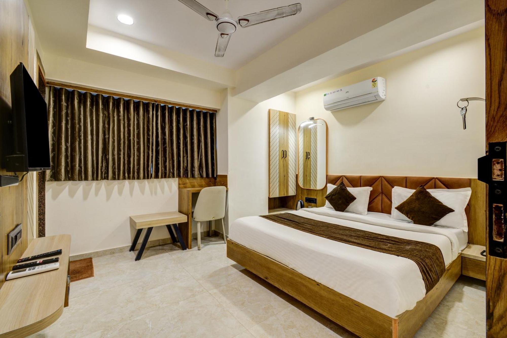 Hotel Royal Ican Sindhubhavan Road Ahmedabad Extérieur photo