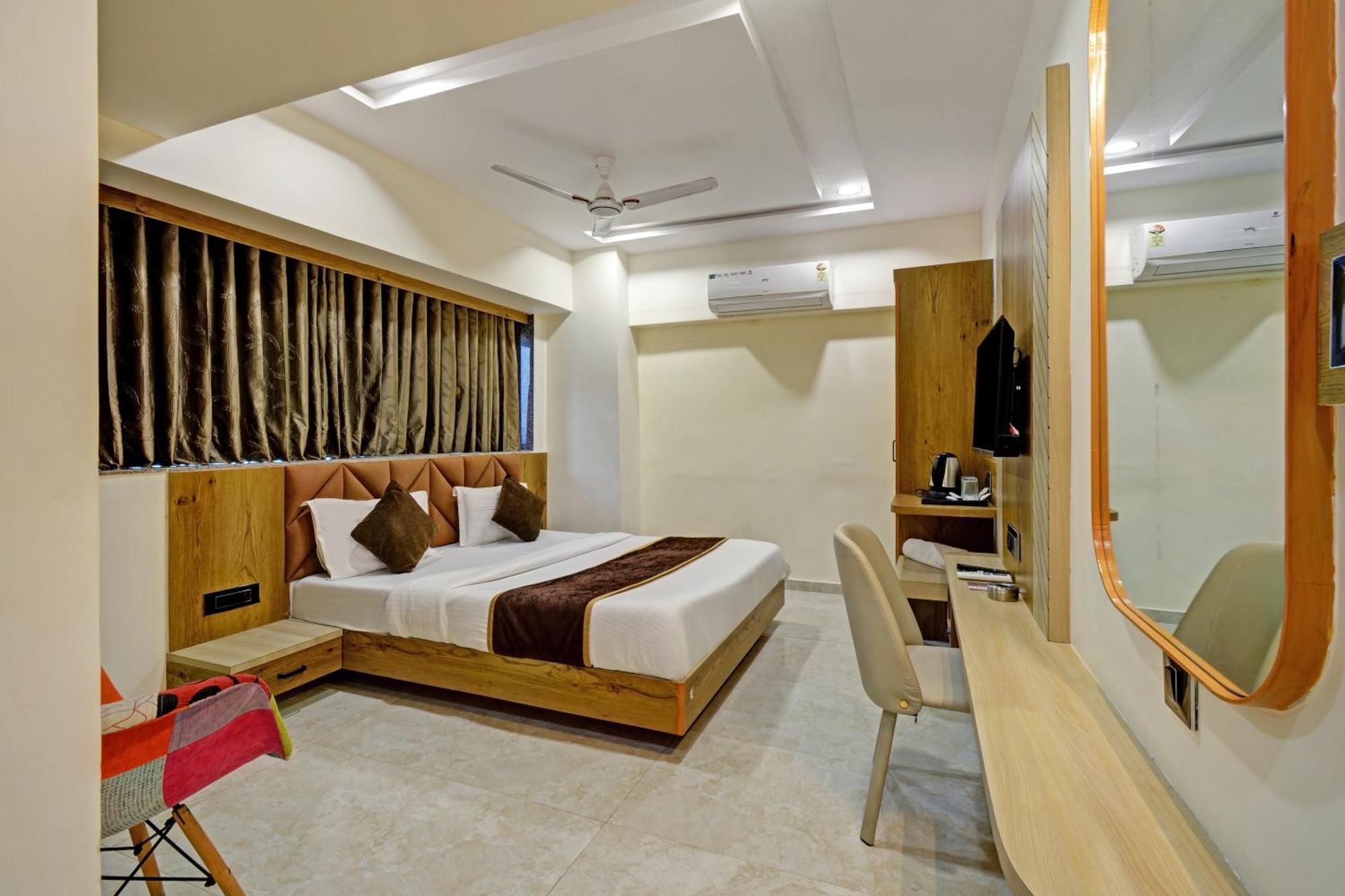 Hotel Royal Ican Sindhubhavan Road Ahmedabad Extérieur photo