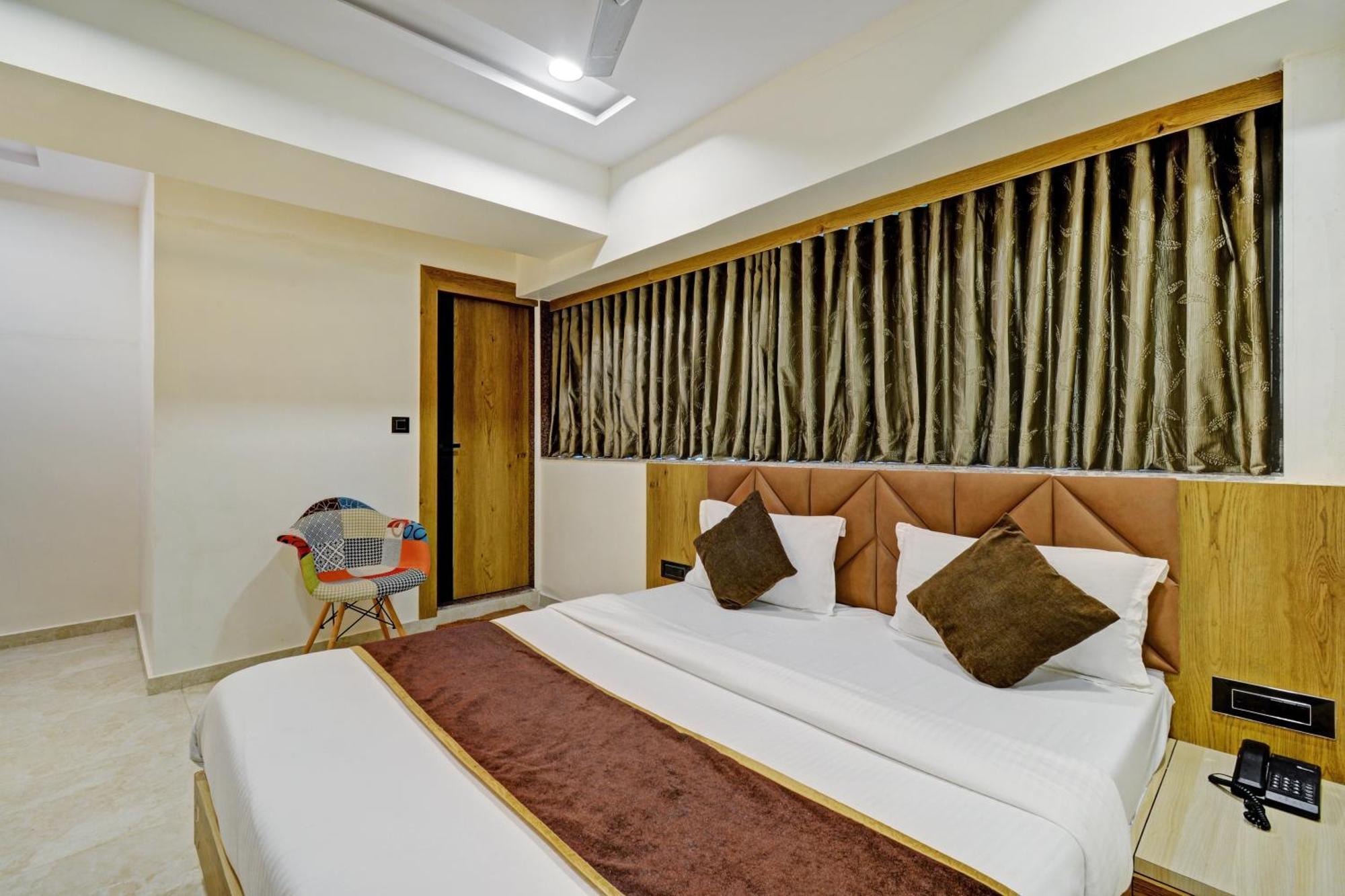 Hotel Royal Ican Sindhubhavan Road Ahmedabad Extérieur photo